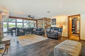 Living Room | Central A/C & Heating | Free WiFi