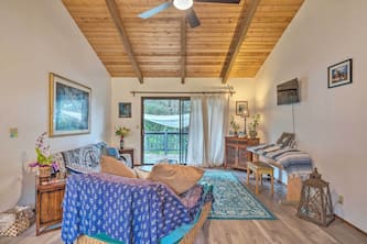 Peaceful Abode w/ Deck, 13 Mi to Black Sand Beach!