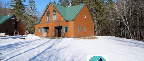 Pristine and private location, directly on Great Eastern Trail with snow-making!!