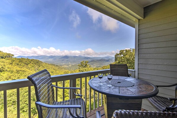 Burnsville Vacation Rental | 2BR | 2BA | 1,300 Sq Ft | Stairs Required