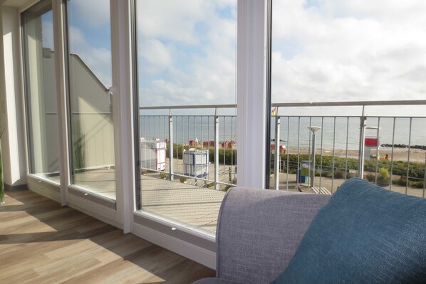 Genießen Sie den Ausblick vom Sofa auf die Ostsee.