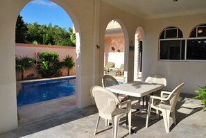 seating area - Seating or lounging area by the pool