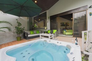 Outdoor spa tub