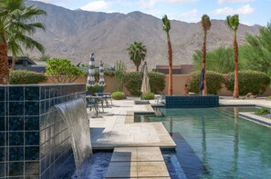 Huge lap pool with fountain