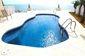 The 28 Foot pool!