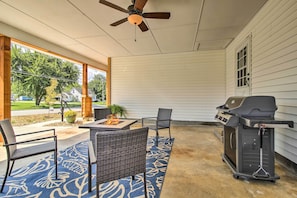 Covered Patio  w/ Fire Pit & Gas Grill