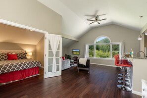 We host mostly couples, honeymooners, anniversaries or just get aways!