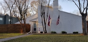 Gorgeous Mid Century Modern Home with Soaring Ceilings 1 mile from campus