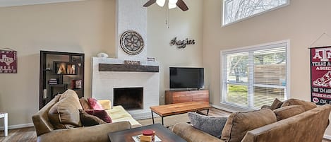 Gorgeous living space with comfortable furniture, 70" SMART TV, Soaring Ceilings