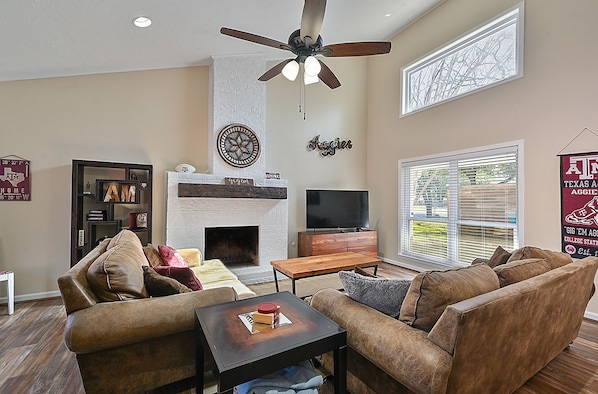 Gorgeous living space with comfortable furniture, 70" SMART TV, Soaring Ceilings