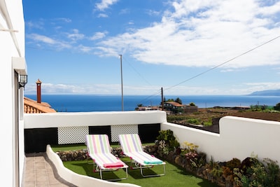 Apartamento con terraza privada en villa, hermosa vista al mar y montaña