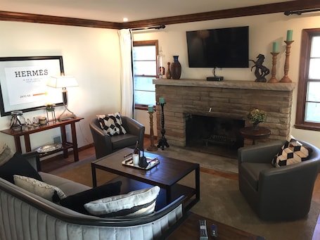 Beautiful living room w/ flat screen tv.