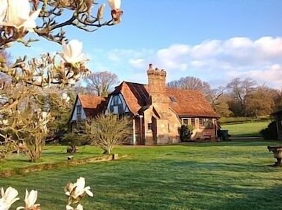 Outstanding Self Catering Cottage With Beautiful Gardens