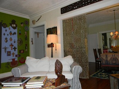 Beautiful and Large Bedroom  in B& in Exquiste  Tropical  Home~Centrally Located