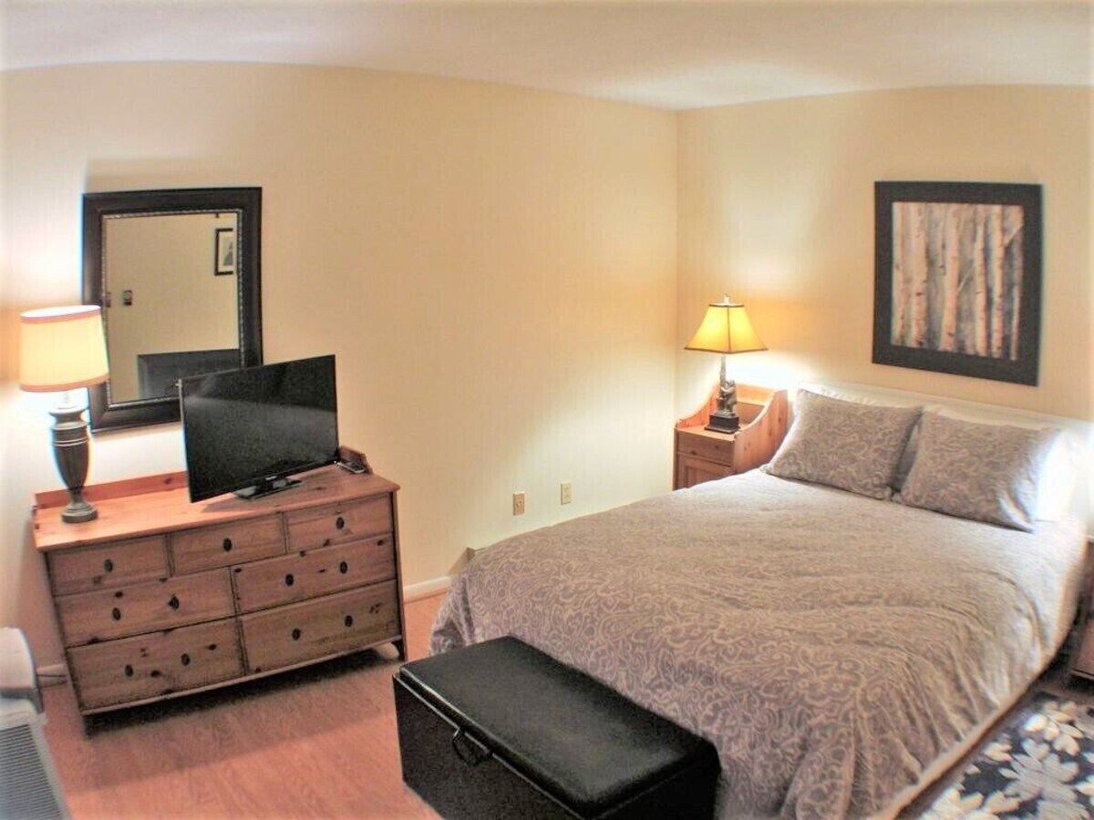 Cozy Wintergreen Retreat- Clean, Quiet & Convenient, King Bed, Non-Smoking