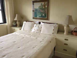 Guest Bedroom - Queen Bed