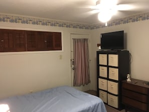 flat screen TY in bedroom with cable