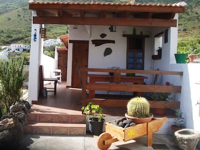 Bonita casa rural con terraza, vistas al mar y montañas