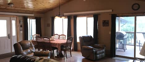 Dining area with 6 seats for meals or games!