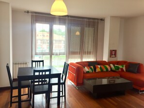 Living room with extendable table for 8 people