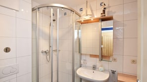 Bad mit Dusche und WC