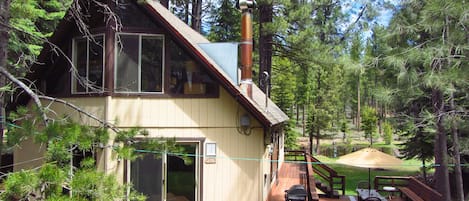 Front of the cabin, from the street.