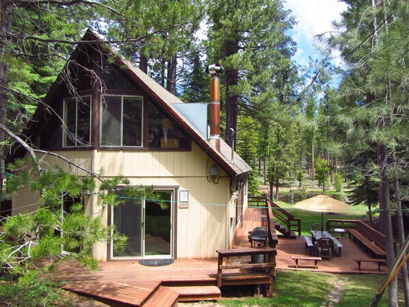 Front of the cabin, from the street. 
