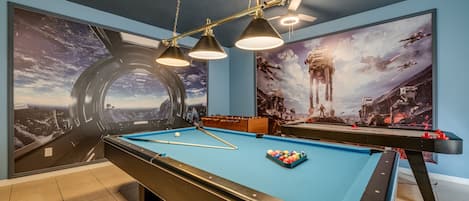 Amazing game-room with Star-Wars theme