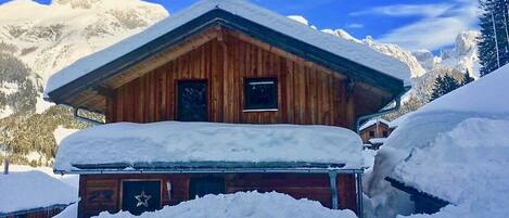 Eingeschneites Chalet im Winter 2018/2019