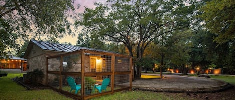 Cottage Backyard & Private Parking Area