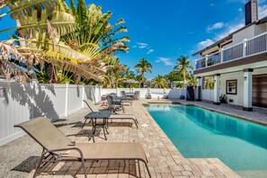 Lounge Chairs / Pool