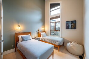 Second bedroom: Twin beds