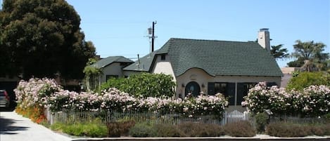 front of house with driveway for 4 cars
