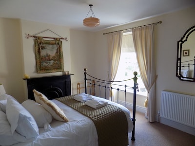 Charming refurbished traditional town house 4 bed "Aunty Mary's",families,groups