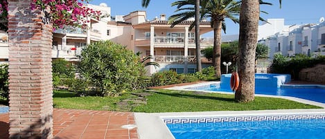 Sowohl Sonne als auch Schatten um den Pool