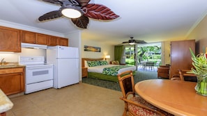 Napili Shores D127 dining area 1