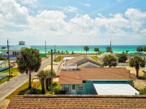 Skydeck view-4 houses away from the Gulf! Walk a few steps to the private beach!