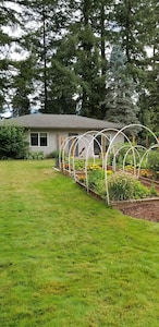 McMinnville Gem---Private Retreat That's Close to Everything!