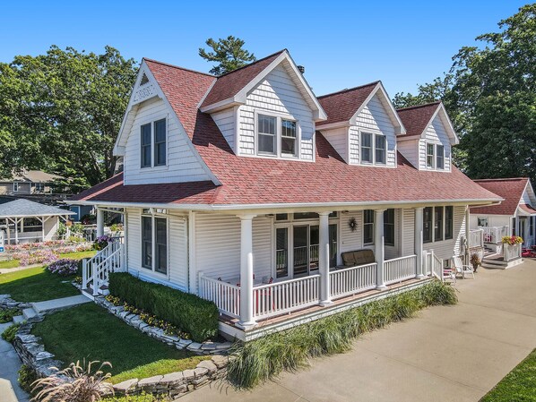 The Avery Street Beach House accommodates twelve (12) guests maximum.