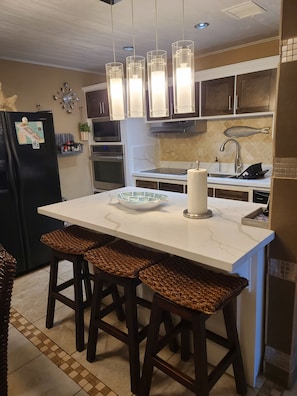 Kitchen w Island Counter