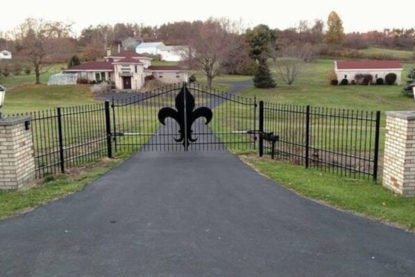 Huge Estate! 10 Acres, Sleeps 12+, 2 Ponds, Privately Gated, Short/Long Term