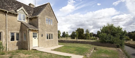 Exterior front Meadow View 2, Bolthole Retreats