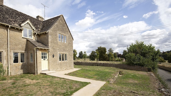 Exterior front Meadow View 2, Bolthole Retreats