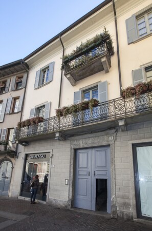 Main entrance on Piazza Duomo