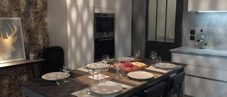 Espace repas 6 personnes + rallonges jusqu'a 10 personnes