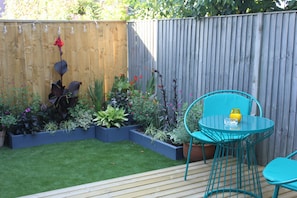 Secluded Garden and Decking to enjoy a glass of wine on a Summer evening.