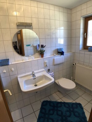 Ferienwohnung Alpenglühen 85qm, 2 Schlafzimmer, 1 Wohnzimmer, 2 WC, 2 Bäder-Badezimmer