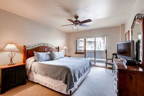 Get a good night's sleep in the bedroom. Bedding configurations may vary