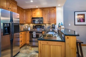 Prepare meals in the fully equipped kitchen and enjoy them together at the dining table.