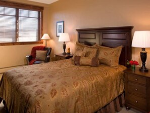 Get a good night's sleep in the comfortable queen bed